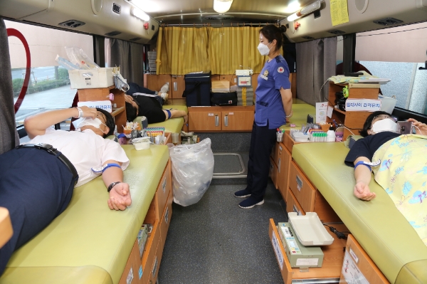 한화손해보험 직원들이 코로나19 극복을 위한 '단체 헌혈 캠페인'에 동참하고 있다. / 사진 = 한화손해보험