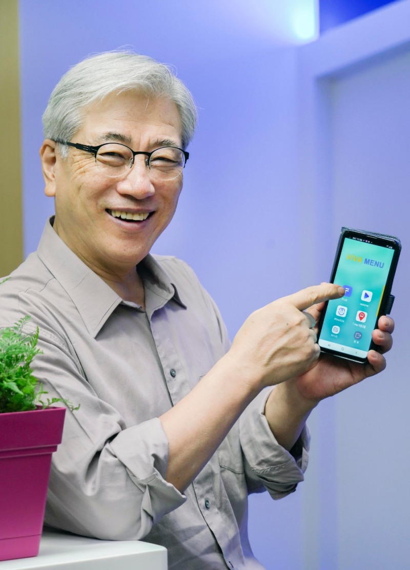 SK텔레콤이 미스터트롯의 음악을 탑재한 시니어 전용 휴대폰 ‘갤럭시 A21s VIVA 트롯 edition’을 오는 18일부터 단독 출시한다고 밝혔다./사진=SK텔레콤