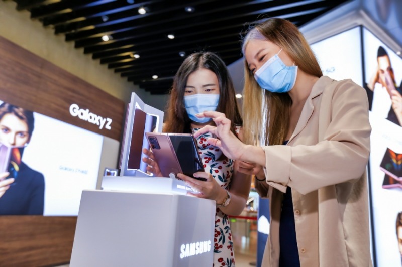 싱가포르의 유명 쇼핑센터 비보시티에 위치한 삼성 익스피리언스 스토어에서 현지 소비자들이 '갤럭시 Z 폴드2'를 체험하고 있다./사진=삼성전자