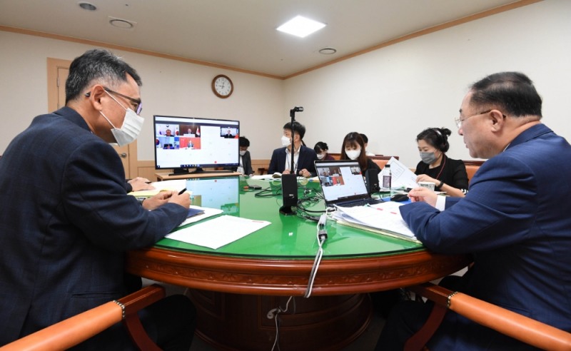 ▲홍남기 부총리 겸 기획재정부 장관이 18일 오전 서울 광화문 정부서울청사에서 화상으로 열린 '제20차 한.중.일 재무장관 중앙은행총재회의'를 의장으로서 주재, 모두발언을 하고 있다./사진=기획재정부