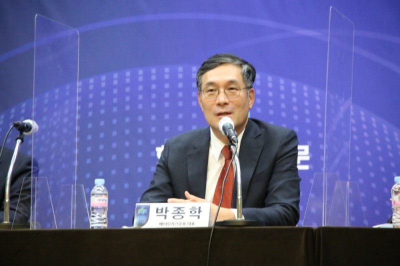 패널 토의에서 질문에 답변하는 박종학 베어링자산운용 대표/사진=한국금융신문
