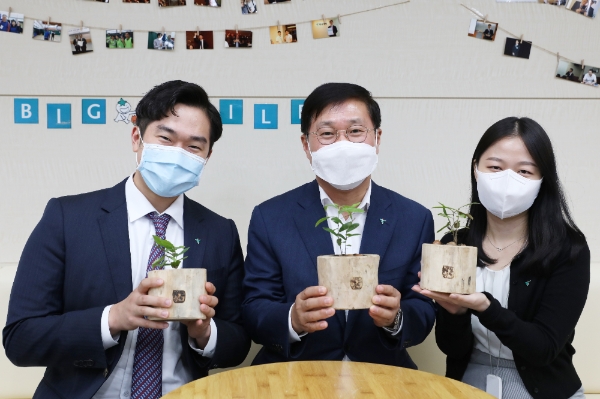 하나생명은 도토리를 씨앗부터 작은 나무로 키워 숲으로 보내는 ‘비대면 숲 만들기’ 사회공헌 프로그램을 진행한다고 22일 밝혔다. / 사진 = 하나생명