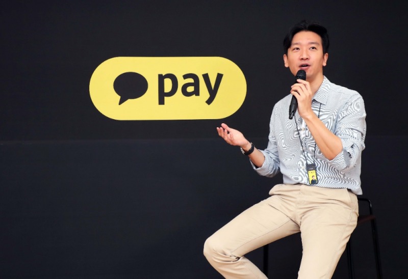 이승효 카카오페이 부사장이 22일 온라인으로 진행된 페이톡 행사에서 카카오페이 마이데이터 사업 방향성, 버킷리스트 서비스를 설명하고 있다./사진=카카오페이