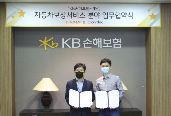 KB손해보험은 22일 서울 강남구 역삼동에 위치한 KB손해보험 본사 사옥에서 자동차보험부문장 김민기 상무(좌측)와 ‘카닥코퍼레이션’ 이준노 대표(우측) 등이 참석한 가운데 자동차사고 언택트 보상서비스 확대를 위한 업무제휴 협약(MOU)을 체결했다. / 사진 = KB손해보험