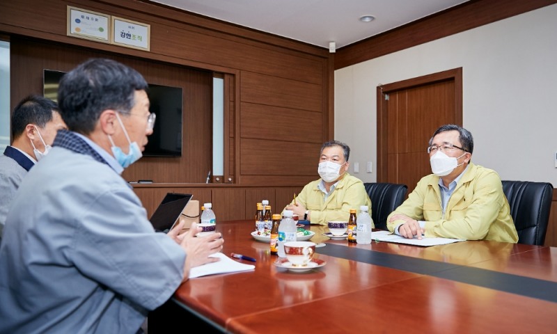 문성유 캠코 사장(오른쪽 첫 번째)이 ‘자산매입 후 임대프로그램 현장 간담회’에서 ㈜한미프렉시블 관계자로부터 회사 현황에 대한 설명을 듣고 있다. /사진=캠코