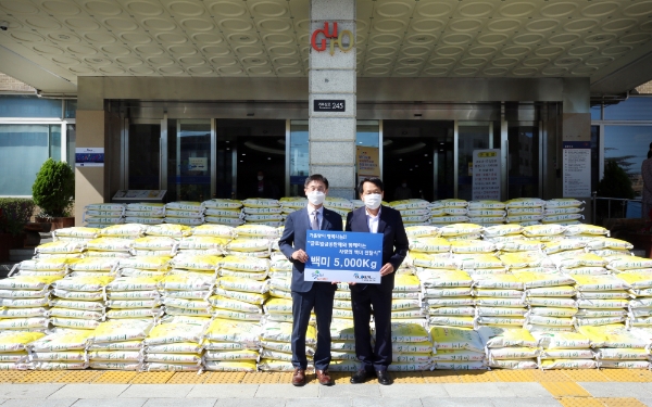 김종선 글로벌금융판매 공동대표와 이성 구로구청장이 22일 사랑의 백미 전달식을 진행한 뒤 기념촬영을 하고 있다. / 사진 = 글로벌금융판매