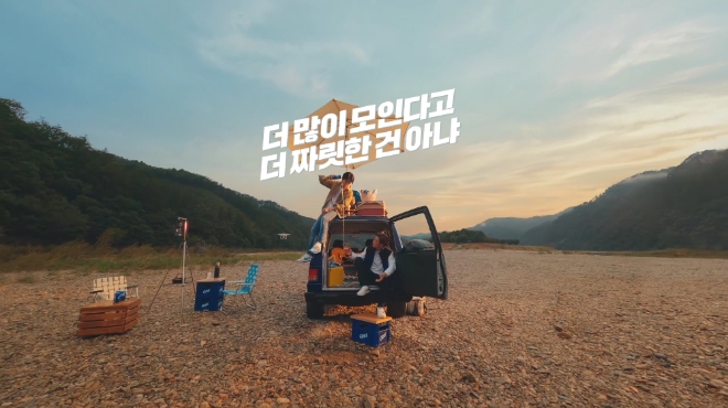 오비맥주는 지난 18일 세훈&찬열이 함께한 2편의 신규 TV 광고 영상을 공개했다. /사진=오비맥주.