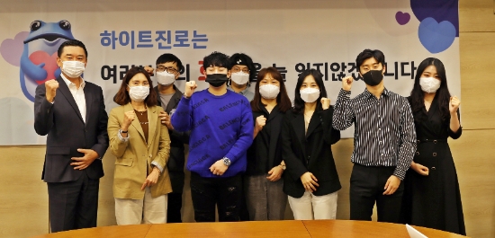 김인규(왼쪽 첫번째) 하이트진로 대표는 21일 하이트진로 청담동 사옥에서 소방공무원 유가족을 위한 지원금을 전달했다. / 사진 = 하이트진로