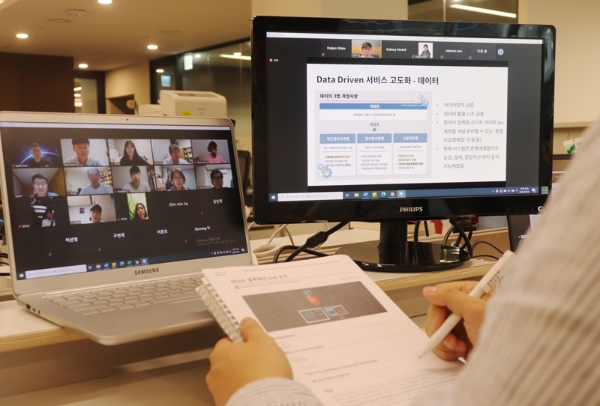 한화생명 임직원이 서울대학교 석·박사 과정인 ‘블록체인 실무응용’ 과정을 온라인 청강하고 있다. / 사진 = 한화생명