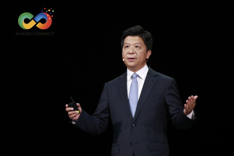 궈 핑 화웨이 순환 회장이 23일 중국 상하이에서 개최된 화웨이 커넥트 2020에서 기조 연설을 하고 있다./사진=화웨이