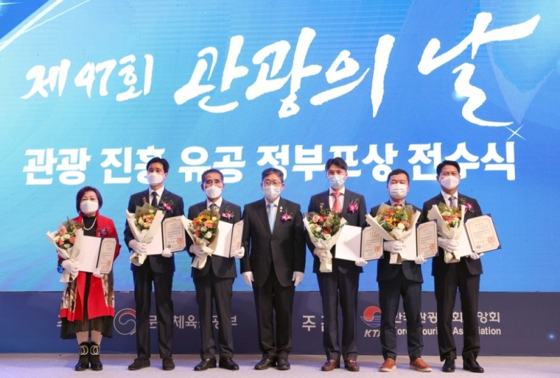 ▲박양우 문화체육관광부 장관이 23일 서울 중구 밀레니엄서울힐튼호텔 그랜드볼룸에서 열린 제47회 관광의 날 관광 진흥 유공 정부포상 전수식에 참석해 대통령 표창을 전수한 뒤 기념촬영을 하고 있다. (사진=문화체육관광부 제공) 2020.09.23