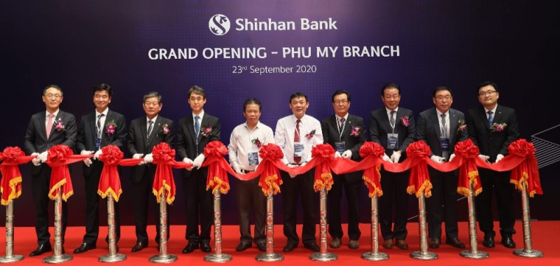 신동민 신한베트남은행 법인장(왼쪽 첫 번째)과 김원태 주호치만 총영사관 영사(왼쪽 네 번째), 붕따우 짠 띠엔 찌(Tran thien tri) 베트남중앙은행 부지점장(왼쪽 여섯 번째) 등이 지난 23일 푸미지점 개점식을 진행했다. /사진=신한은행