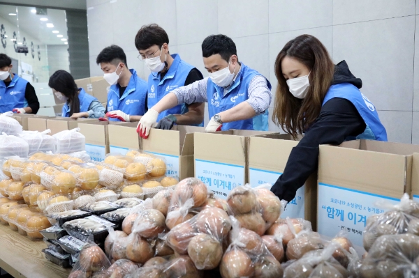 지난 23일 서울시 구로구에 비영리 NGO 함께하는 사랑밭 사무소에서 농산품 키트를 제작하고 있는 모습. / 사진 = 신한생명
