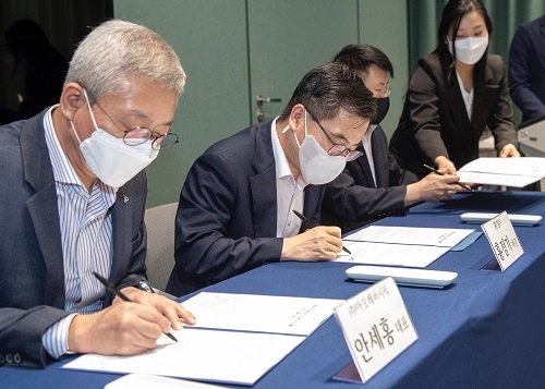 페트병 화장품 용기화 협약식. / 사진제공 = 아모레퍼시픽