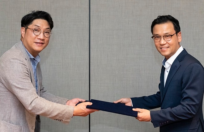 롯데백화점 고객경험부문장 현종혁 상무(왼쪽)와 BMW 그룹 코리아 AS 총괄 정상천 상무.