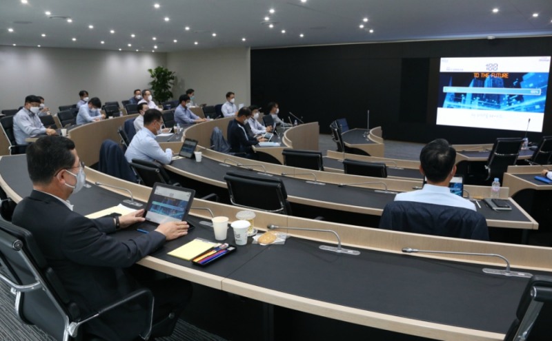 25일 서울 을지로 신한카드 본사에서 개최된 ‘2020 년 하반기 임원 워크샵 ’ 에서 임영진 신한카드 사장을 비롯한 전 신한카드 임원이 2021 년 사업전략 및 미래 경쟁력 강화방안을 논의하고 있다./사진=신한카드