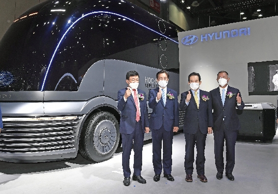 ▲ 7월 1일 경기도 고양시 킨텍스에서 열린 ‘수소모빌리티+쇼’ 현대차 전시관에 전시된 수소전용 대형트럭 콘셉트카 HDC-6 넵튠 앞에서 기념촬영을 하고 있다. (왼쪽부터) 정만기 한국자동차산업협회 회장, 성윤모 산업통상자원부 장관, 정세균 국무총리, 정의선 현대차그룹 수석부회장.