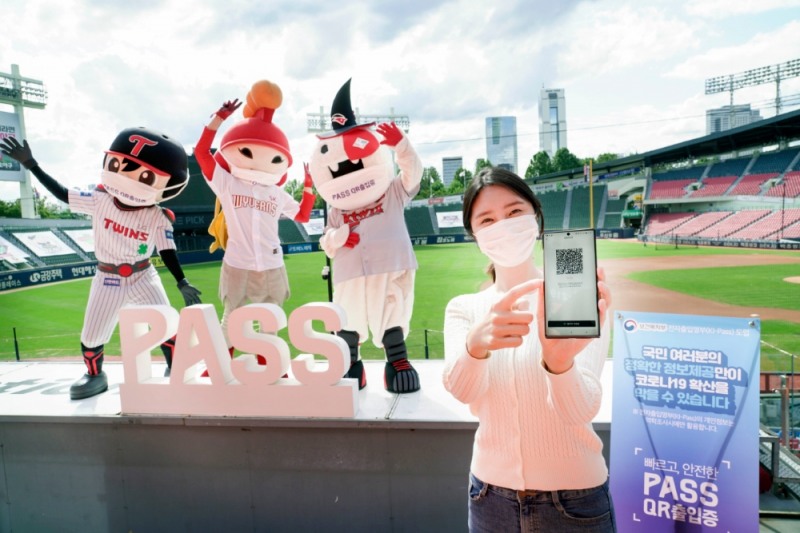 이통 3사는 추석연휴에 대비해 유동인구가 많은 다중이용시설을 대상으로 ‘패스 QR 출입증’의 사용을 권장하는 캠페인을 진행한다고 27일 밝혔다./사진=KT