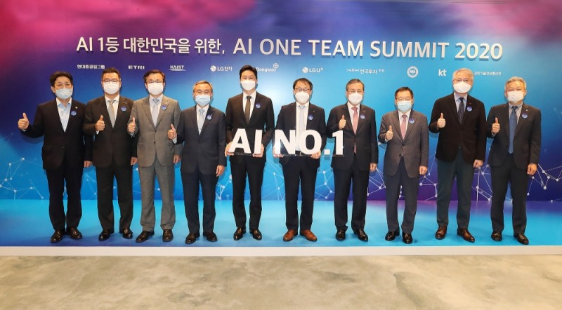 KT가 25일 오후 AI 원팀에 참여 중인 9개 기관과 함께 ‘AI 원팀 서밋(Summit) 2020’을 개최했다. (왼쪽부터)장석영 과학기술정보통신부 제2차관, 정일문 한국투자증권 사장, 박상규 ETRI 부원장, 김우승 한양대학교 총장, 정기선 현대중공업그룹 부사장, 구현모 KT 대표, 신성철 KAIST 총장, 박인구 동원그룹 부회장, 권봉석 LG전자 사장, 이상민 LG유플러스 부사장/사진=KT