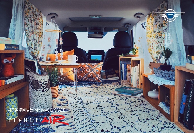 '차박' 콘셉트로 꾸민 티볼리 에어 내부.