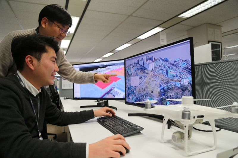 대림산업 직원이 드론으로 촬영하여 3D로 변환한 영상 데이터를 통해 현장 측량 자료를 확인하고 있다. / 사진제공 = 대림산업