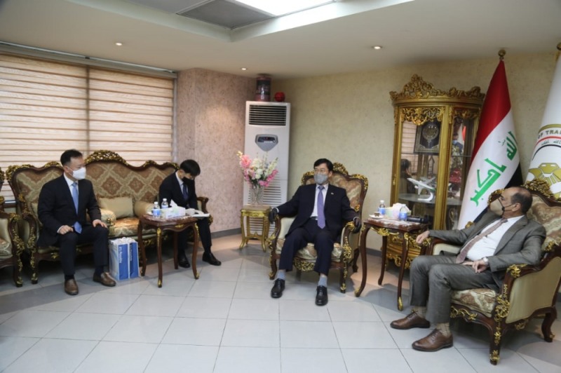 대우건설 중동지사 정현석 부장(사진 왼쪽)과 장경욱 주 이라크 한국대사(오른쪽 두 번째)가 나세르 알 시블리 이라크 교통부 장관(제일 오른쪽)을 면담하고 있다. / 사진제공 = 대우건설