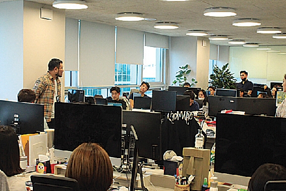 ▲ 류준우 보맵 대표가 서울 서초 드림플러스 사무실에서 직원들과 소통하는 모습. 사진 = 보맵