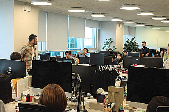 ▲ 류준우 보맵 대표가 서울 서초 드림플러스 사무실에서 직원들과 소통하는 모습. 사진 = 보맵