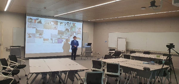 한화생명이 코로나19 시대에 맞춰 쌍방향 소통이 가능한 실시간 화상강의(Live Edu) 시스템을 도입해 이달부터 운영에 나섰다. / 사진 = 한화생명