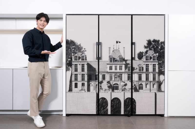 삼성전자 모델이 삼성디지털프라자 강남본점에서 프랑스 유명 일러스트레이터 티보 에렘의 '퐁텐블로 성' 도어 패널 디자인이 적용된 비스포크 냉장고 신제품을 소개하고 있다./사진=삼성전자