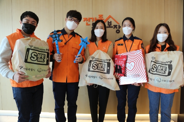 한화손해보험 봉사단은 서울소방재난본부 소속 소방대원들과 함께 30일 개최하는 온라인서울안전한마당에 사용할 시민체험단 안전꾸러미를 포장하는 행사를 6일 오후 여의도사옥에서 진행했다. / 사진 = 한화손해보험