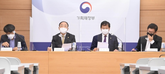 홍남기 경제부총리 겸 기획재정부 장관이 5일 정부세종청사에서 한국형 재정준칙 도입 방안을 발표하고 있다.