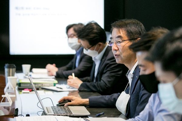 ▲최희남 한국투자공사(KIC) 사장(가운데)이 7일 서울 본사에서 열린 제2차 `글로벌 ESG(환경·사회·지배구조) 데이` 행사에서 발언하고 있다./ 사진=한국투자공사