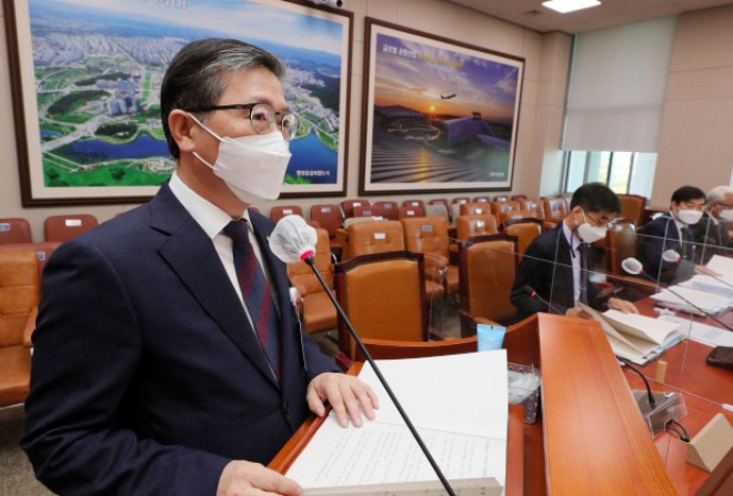 변창흠 한국토지주택공사(LH)사장이 8일 오전 서울 여의도 국회에서 열린 국토교통위원회에 한국토지주택공사 등에 대한 국정감사에서 인사말을 하고 있다. 사진=뉴스핌.