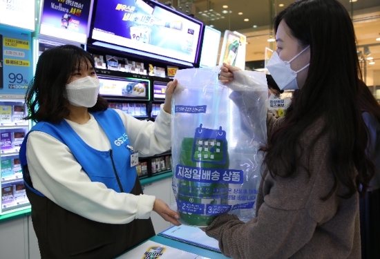 GS25 스마트오더 ‘와인25플러스’를 이용해 대용량 생맥주 구입이 가능하다. / 사진 = GS25