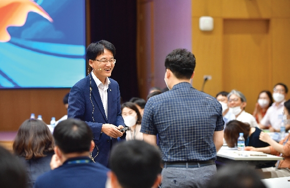 ▲ 손병환 NH농협은행장이 지난 7월 직원들과 디지털 휴먼뱅크 토론회를 가졌다. 사진 = NH농협은행