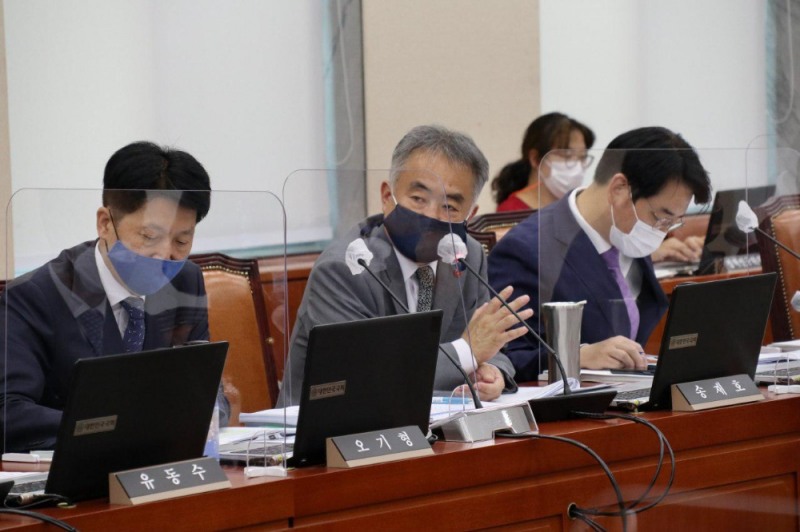 질의하는 송재호 의원(사진 가운데) 모습. / 사진제공 = 송재호 의원실