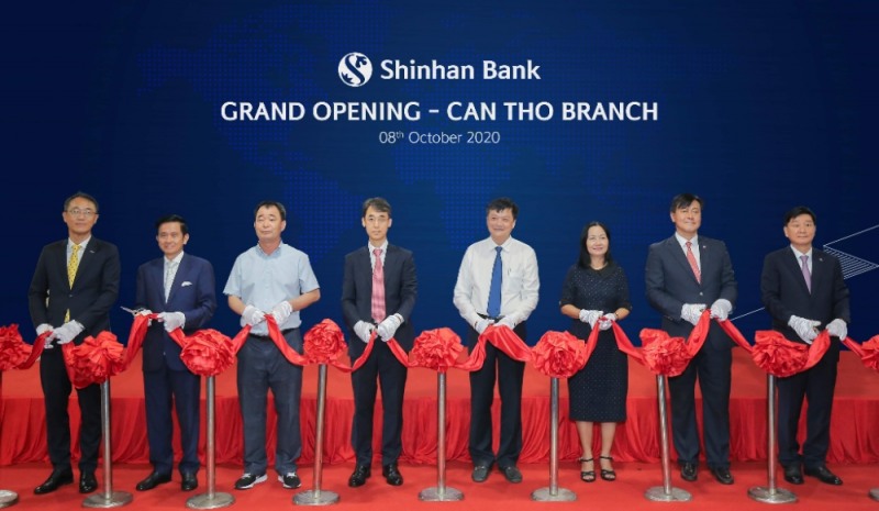 신동민 신한베트남은행 법인장(가장 왼쪽)과 김원태 주호치만 총영사관 영사(왼쪽 네 번째)가 지난 8일 신한베트남은행 껀터지점 개점식에 참석했다. /사진=신한은행