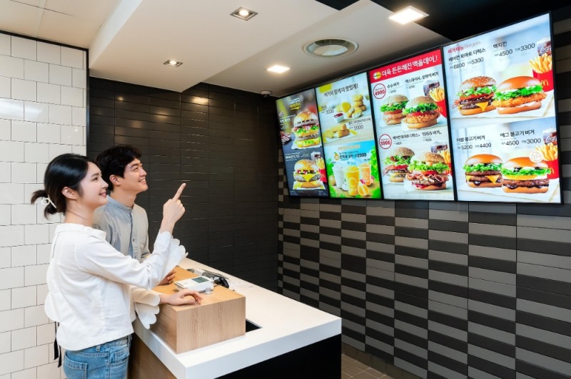 삼성전자가 경기도 고양시에 위치한 맥도날드 고양삼송DT점에 삼성 스마트 사이니지를 설치하며 친환경 매장 구축에 나선다./사진=삼성전자