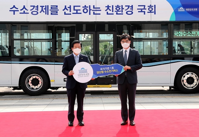 박병석 국회의장(왼쪽)과 공영운 현대자동차 사장이 국회가 도입한 현대차 수소버스 앞에서 기념촬영을 하고 있다.