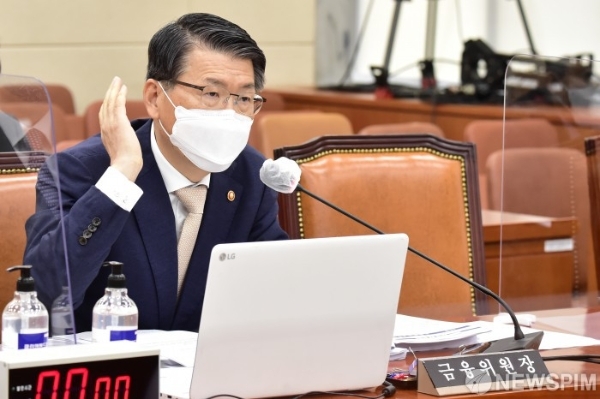 은성수 금융위원장이 지난 12일 서울 여의도 국회 본관 정무위원회 회의실에서 열린 금융위원회 2020 국정감사에 출석, 의원 질의에 답변하고 있다. / 사진=뉴스핌