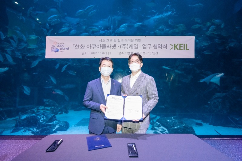 (왼쪽부터) 김경수 한화호텔앤드리조트 AQ사업부장 상무, 김용욱 ㈜케일 대표의 업무협약 체결 모습/사진=한화호텔앤드리조트