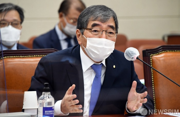 윤석헌 금융감독위원장이 13일 서울 여의도 국회 본관 정무위원회 회의실에서 열린 금융위원회 2020 국정감사에 출석해 의원 질의에 답변하고 있다. /사진=뉴스핌