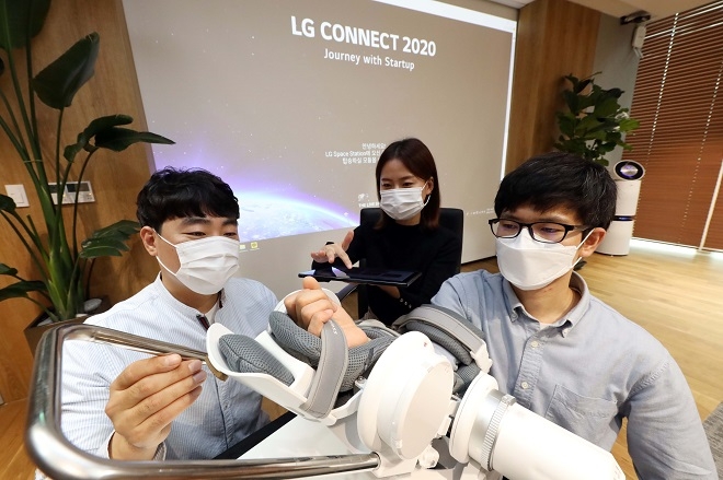 2020 LG 커넥트에 참가한 '에이치로보틱스' 직원이 재활 보조용 로봇 수트를 시연하고 있다. 제공=LG.