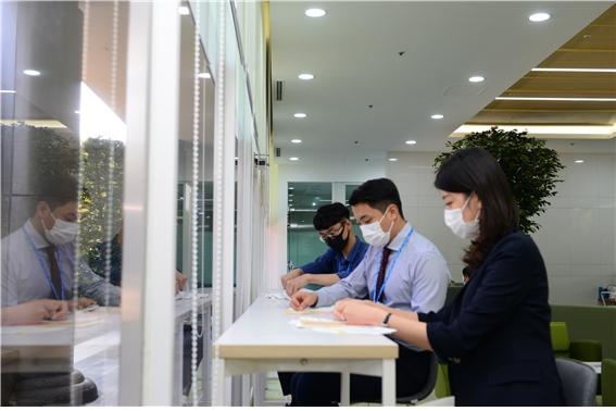 새마을금고중앙회 임직원이 금융교육 팝업북 봉사활동을 하고 있다./사진=새마을금고중앙회