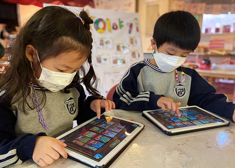 LG유플러스가 그림유치원과 함께 세계 유명 출판사 영어 동화책을 AR로 읽는 영유아 교육 콘텐츠 서비스 ‘U+아이들생생도서관’을 유치원 교과 과정 부교재로 시범 운영한다고 14일 밝혔다./사진=LG유플러스