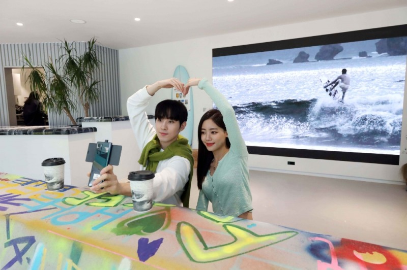 2층은 고성 카페 '글라스하우스'와 함께 카페로 구성했다./사진=LG유플러스