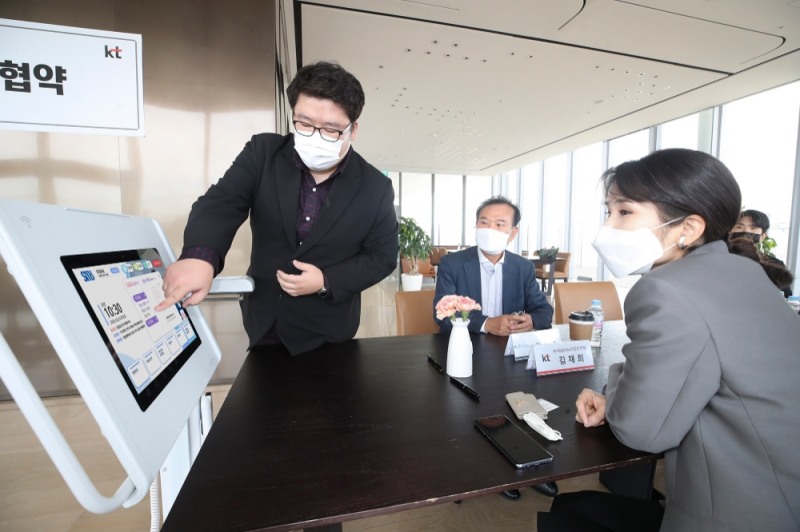 업무협약식에서 참석자들이 AI 스마트병원 병상에 비치되는 AI 미디어테이블 등을 시연하고 있다./사진=KT
