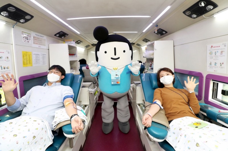 대우건설 본사 직원들이 헌혈 캠페인에 동참하고 있다. / 사진=대우건설