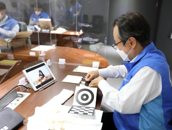 서울 중구에 위치한 본사 21층 대회의실에서 성대규 신한생명 사장 및 임원들이 만들기 봉사활동을 진행하는 모습. / 사진 = 신한생명